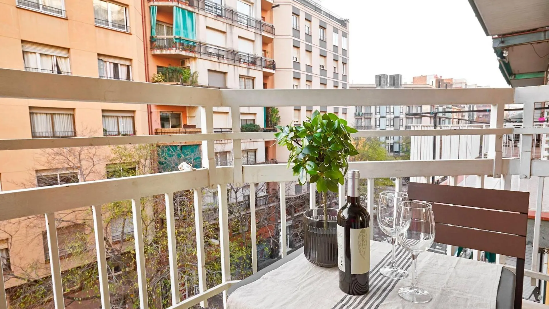 Apartment Love Local Life Near Sagrada Familia By Myrentalhost Barcelona Spanien